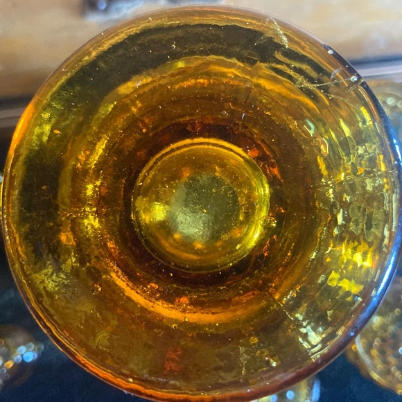 Vintage amber glass decanter and cup set UV reactive grape motif - Picture 12 of 14